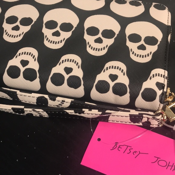 Betsey Johnson, Black with White Skull Heads Wallet - Picture 2 of 7